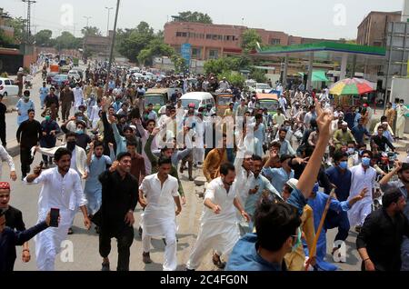 Karachi, Pakistan. 26 juin 2020. Un grand nombre de citoyens se déplaçant vers l'Assemblée de Khyber Pakhtunkhwa alors qu'ils tiennent une manifestation de protestation pour condamner l'attitude inhu-man et immorale de la police contre Amir te-hkali, à Peshawar, le vendredi 26 juin 2020. Les manifestants ont fait des calculs sur un camion de police vendredi alors que les manifestations se poursuivaient sur une vidéo de la brutalité policière Khyber Pakhtunkhwa (K-P) qui s'est répandue il y a deux jours. Credit: Asianet-Pakistan/Alamy Live News Banque D'Images