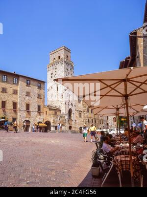 Piazza della Cisterna, San Gimignano, province de Sienne, région Toscane, Italie Banque D'Images