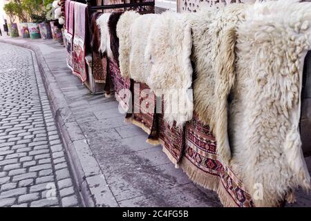 Tapis nationaux avec des motifs caucasiens sont à vendre dans la vieille ville sur des vieilles pierres Banque D'Images