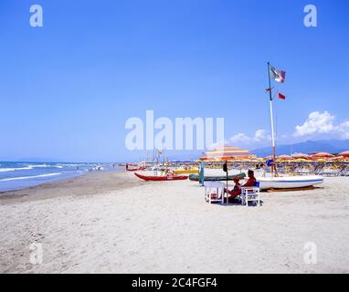 Vue sur la plage, Marina di Pietrasanta, province de Lucca, région Toscane, Italie Banque D'Images