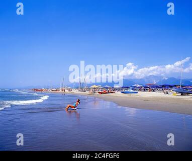 Vue sur la plage, Marina di Pietrasanta, province de Lucca, région Toscane, Italie Banque D'Images