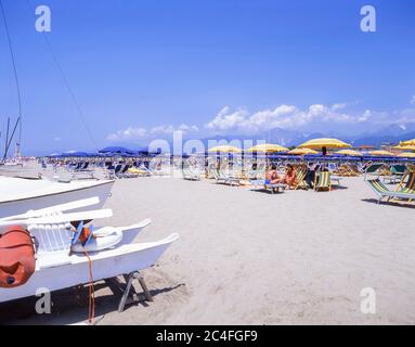 Vue sur la plage, Marina di Pietrasanta, province de Lucca, région Toscane, Italie Banque D'Images