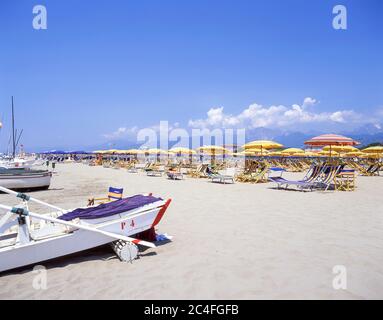 Vue sur la plage, Marina di Pietrasanta, province de Lucca, région Toscane, Italie Banque D'Images