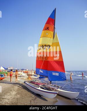 Catamaran sur la plage, Marina di Pietrasanta, province de Lucca, région Toscane, Italie Banque D'Images