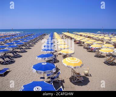 Vue sur la plage, Lido di Camaiore, province de Lucca, région Toscane, Italie Banque D'Images