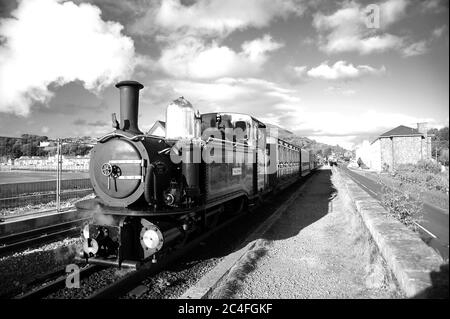 'Taliesin' sur l'épi, shuntant le stock pour le train 10:20 à Blaenau Ffestinog dans la plate-forme à Porthmadog Harbour. Banque D'Images