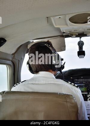 NAMIBIE - 30 JANVIER 2016 : pilote d'un petit avion Cessna en vol. Voler sur un avion au-dessus du désert est l'une des attractions touristiques les plus populaires Banque D'Images