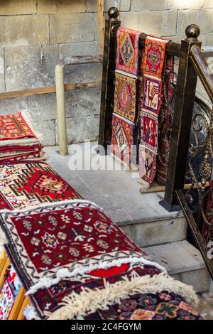 Tapis nationaux avec des motifs caucasiens sont à vendre dans la vieille ville sur des vieilles pierres Banque D'Images