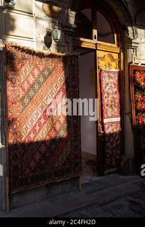 Tapis nationaux avec des motifs caucasiens sont à vendre dans la vieille ville sur des vieilles pierres Banque D'Images