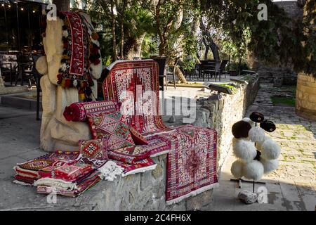 Tapis nationaux avec des motifs caucasiens sont à vendre dans la vieille ville sur des vieilles pierres Banque D'Images