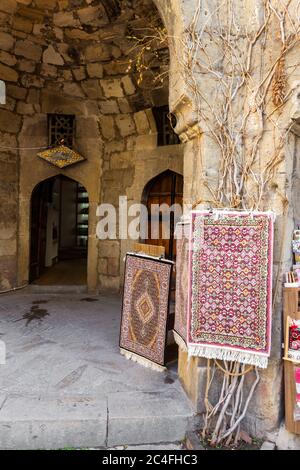 Tapis nationaux avec des motifs caucasiens sont à vendre dans la vieille ville sur des vieilles pierres Banque D'Images