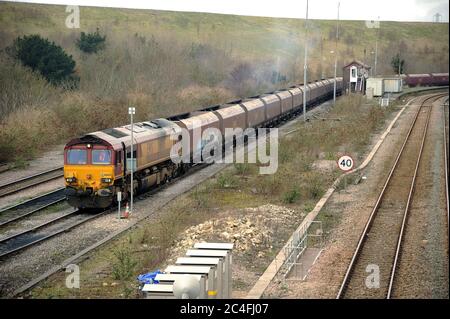 '66065' dans les présentoirs latéraux de réception d'Aberthaw. Aberthce signal Box et la plate-forme restante de la gare sont visibles à droite de l'arrière du train Banque D'Images