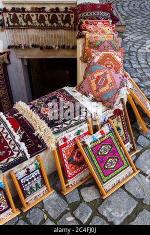 Tapis nationaux avec des motifs caucasiens sont à vendre dans la vieille ville sur des vieilles pierres Banque D'Images