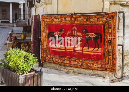 Tapis nationaux avec des motifs caucasiens sont à vendre dans la vieille ville sur des vieilles pierres Banque D'Images