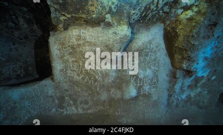 Les inscriptions dans la grotte. Grottes chrétiennes anciennes en Cappadoce. Turquie. Banque D'Images