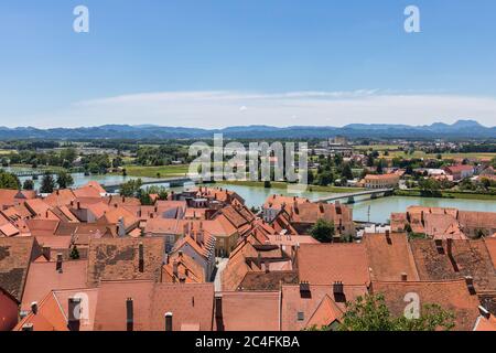 Vue sur le Ptuj et la rivière Drava depuis le château de Ptuj, en Slovénie Banque D'Images