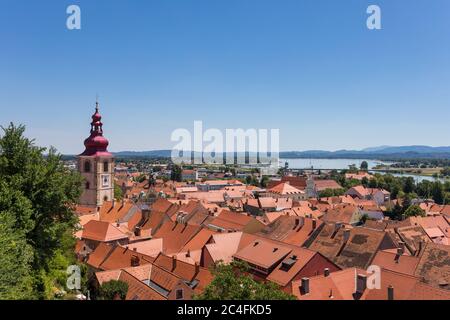 Vue sur le Ptuj et la rivière Drava depuis le château de Ptuj, en Slovénie Banque D'Images