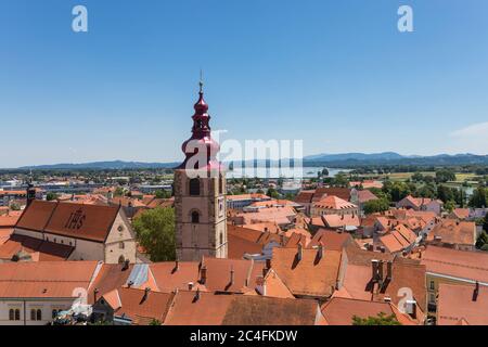 Vue sur le Ptuj et la rivière Drava depuis le château de Ptuj, en Slovénie Banque D'Images