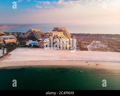 Île de Marjan dans l'émirat de Ras al Khaimah dans les Émirats arabes Unis vue aérienne au coucher du soleil. Station balnéaire des Émirats arabes Unis Banque D'Images