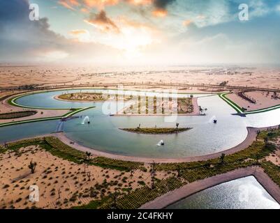 Forme de coeur Love lacs dans le désert de Dubaï dans la vue aérienne des Émirats arabes Unis Banque D'Images