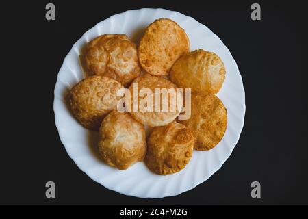 Vue de dessus de Indian puri avec fond noir. Banque D'Images