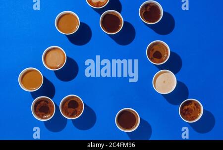Tasses à café avec différents types de café, cappuccino et macchiato sur fond bleu. Vue de dessus, plan d'appartement Banque D'Images