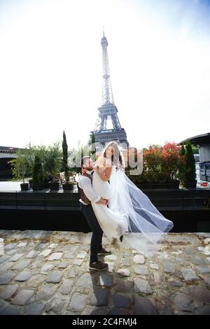 Couple récemment marié à Paris près de la Tour Eiffel Banque D'Images