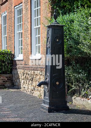 WEST MALLING, KENT, Royaume-Uni - 13 SEPTEMBRE 2019 : pompe à eau victorienne dans High Street Banque D'Images