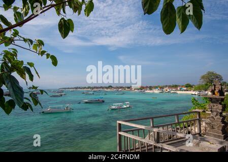 Vue encadrée sur la plage de Jungut Batu, prise dans l'après-midi avec de nombreux bateaux, Nusa Lembongan, Bali, Indonésie Banque D'Images