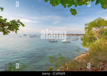 Vue encadrée sur la plage de Jungut Batu, prise dans l'après-midi avec de nombreux bateaux, Nusa Lembongan, Bali, Indonésie Banque D'Images