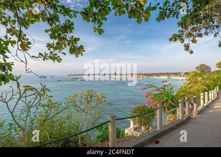 Vue encadrée sur la plage de Jungut Batu, prise dans l'après-midi avec de nombreux bateaux, Nusa Lembongan, Bali, Indonésie Banque D'Images