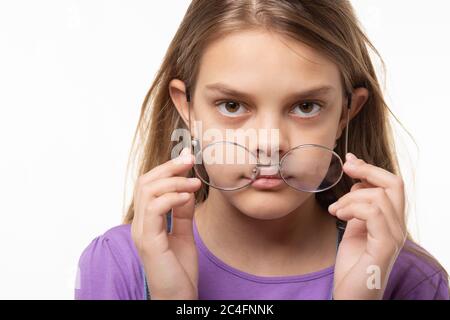 Une jeune fille prend des verres, gros plan Banque D'Images