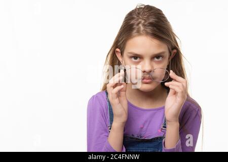 Une jeune fille prend des verres isolés sur fond blanc Banque D'Images
