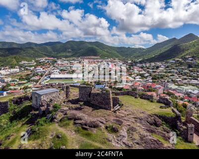 Vue aérienne du drapeau français à fort Louis Marigot, la capitale de la Saint-Martin française. Banque D'Images