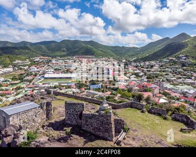 Vue aérienne du drapeau français à fort Louis Marigot, la capitale de la Saint-Martin française. Banque D'Images
