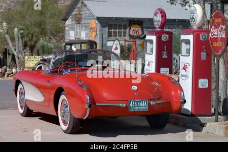 Corvette Chevrolet rouge vintage 56, sur la route historique 66, devant le magasin général de Hackberry, Arizona, États-Unis Banque D'Images