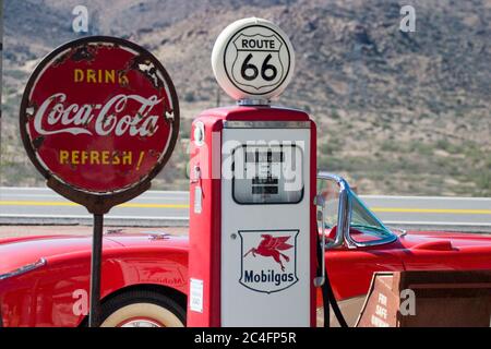 Corvette Chevrolet rouge vintage 56, sur la route historique 66, devant le magasin général de Hackberry, Arizona, États-Unis Banque D'Images