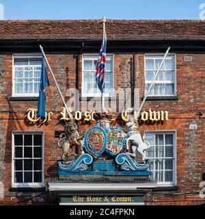 TONBRIDGE, KENT, Royaume-Uni - le 13 SEPTEMBRE 2019 : les armoiries ouvragées de l'hôtel Rose and Crown - une ancienne auberge géorgienne d'entraînement dans la rue High Banque D'Images