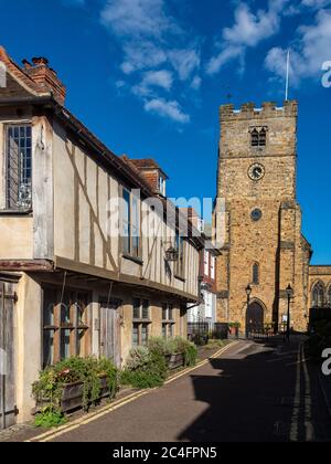 TONBRIDGE, KENT, Royaume-Uni - 13 SEPTEMBRE 2019 : la jolie ruelle de l'église menant à l'église Saint-Pierre et Saint-Paul Banque D'Images