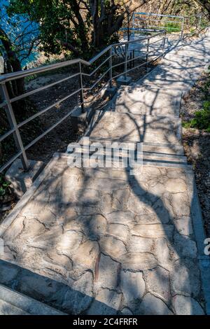 Escalier en pierre après rénovation sur le sentier menant du monastère de Saint-George à Jasper Beach, Cape Fiolent, Crimée Russie. Célèbre 800 pas de la Banque D'Images