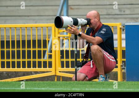 High Wycombe, Royaume-Uni. 26 juin 2020. Le photographe Andy Rowland pendant la séance de formation du Wycombe Wanderers FC à Adams Park, High Wycombe, Angleterre, le 26 juin 2020. Photo de David Horn. Crédit : images Prime Media/Alamy Live News Banque D'Images