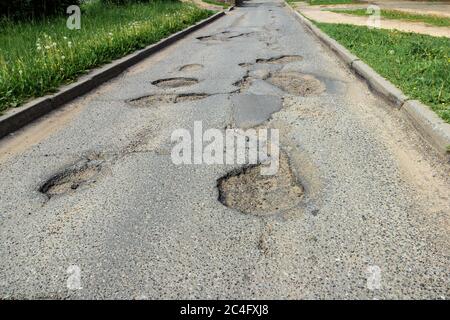 Destruction d'une route asphaltée en Russie. Immense fosse Banque D'Images