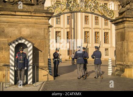 Prague, République tchèque - 22 avril 2015. Relève de la garde dans le château de Prague. Le château de Prague est le monument tchèque le plus important de la République tchèque Banque D'Images