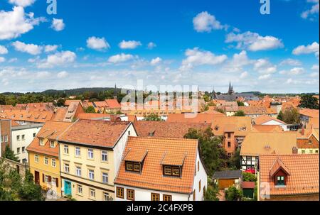 Vue panoramique aérienne de Quedlinburg en une belle journée d'été, en Allemagne Banque D'Images