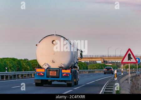 Camion-citerne pour le transport de gaz dangereux, le transport de gaz toxiques, corrosifs et polluants pour l'environnement. Banque D'Images