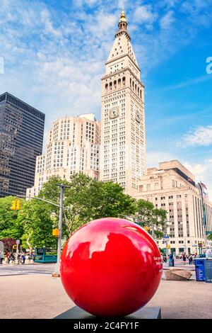 Red Sphere sur Flatiron public Plaza à New York City, aux États-Unis, pendant la campagne de collecte de fonds Red Nose. Banque D'Images