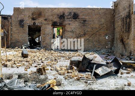 Les murs sombres brûlés abandonnés et avec un accent sélectif sur la poussière aux États-Unis brûlent violent un bâtiment brûlé par un incendie Banque D'Images