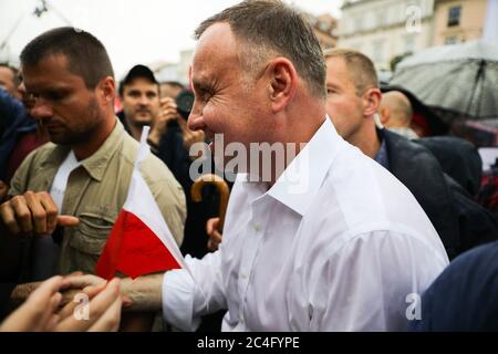 Andrzej Duda pendant le rassemblement.en soutien à l'actuel Président de la Pologne, Andrzej Duda, qui demande la tenue de réélections présidentielles le 28 juin, un rassemblement politique a eu lieu. Le rassemblement était accompagné de son électorat stable, des aînés et des habitants conservateurs de petites villes. Une contre-protestation a été organisée contre les déclarations homophobes de Duda. Banque D'Images