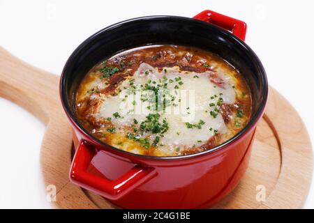 Soupe d'oignon français avec fromage gruyère fondue de crouton dans une casserole Banque D'Images