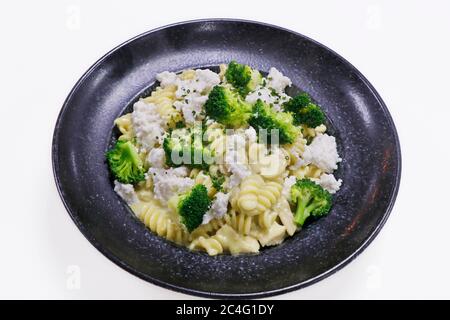 pâtes fusilli au poulet, aux champignons et au brocoli, dans une riche sauce crémeuse Banque D'Images